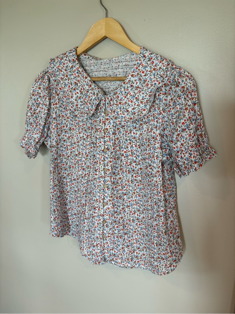 Women’s Floral Peter Pan Collar Top - White with Red & Blue Flowers - Picture 4 of 4